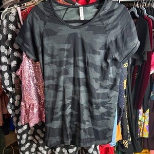 Athleta Black Gray Camo Short Sleeve Tee